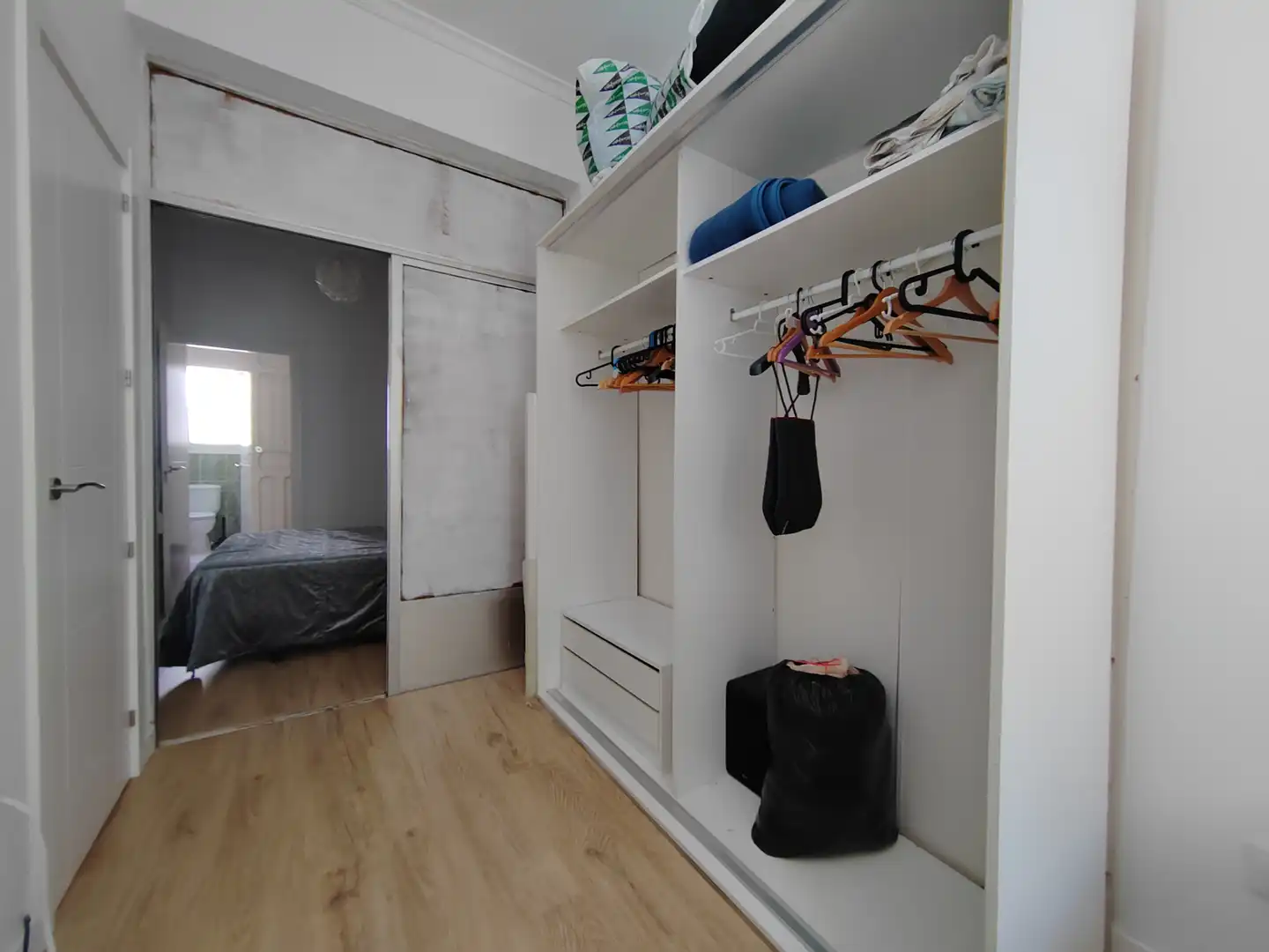 Schlafzimmer von Dachboden zur Miete in Madrid mit Klimaanlage, Heizung und Parkett
