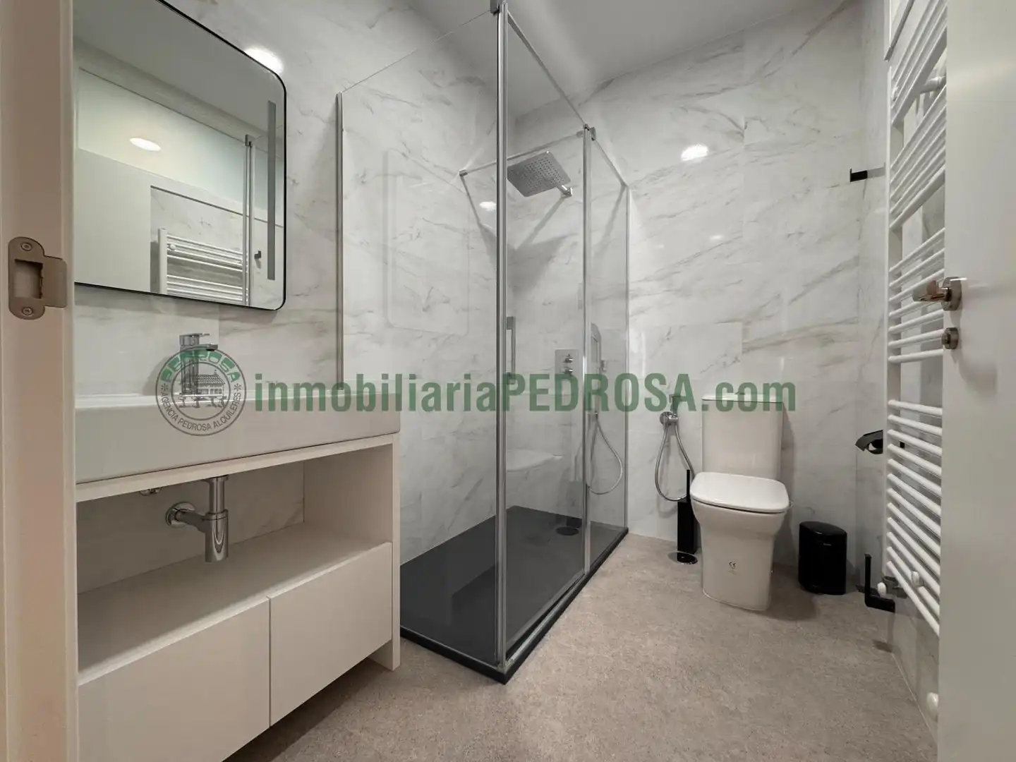 Baño de Piso de alquiler en Pontevedra Capital  con Calefacción y Balcón