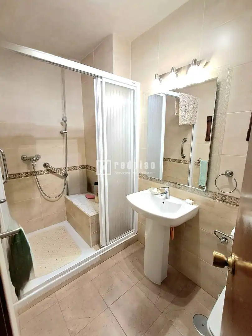 Baño de Piso en venta en Alcalá de Henares con Aire acondicionado, Calefacción y Jardín privado