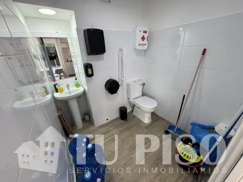 Bathroom of Commercial properties for rent in Benidorm  with Air Conditioner, Heating and Internet