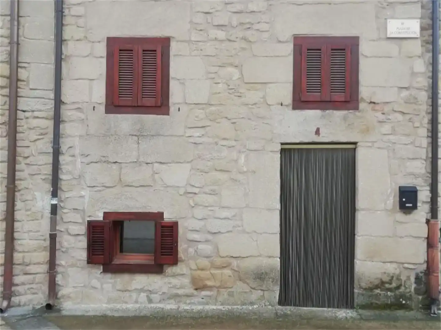 Vista exterior de Casa adosada en venda en Aras amb Parquet, Traster i Forn