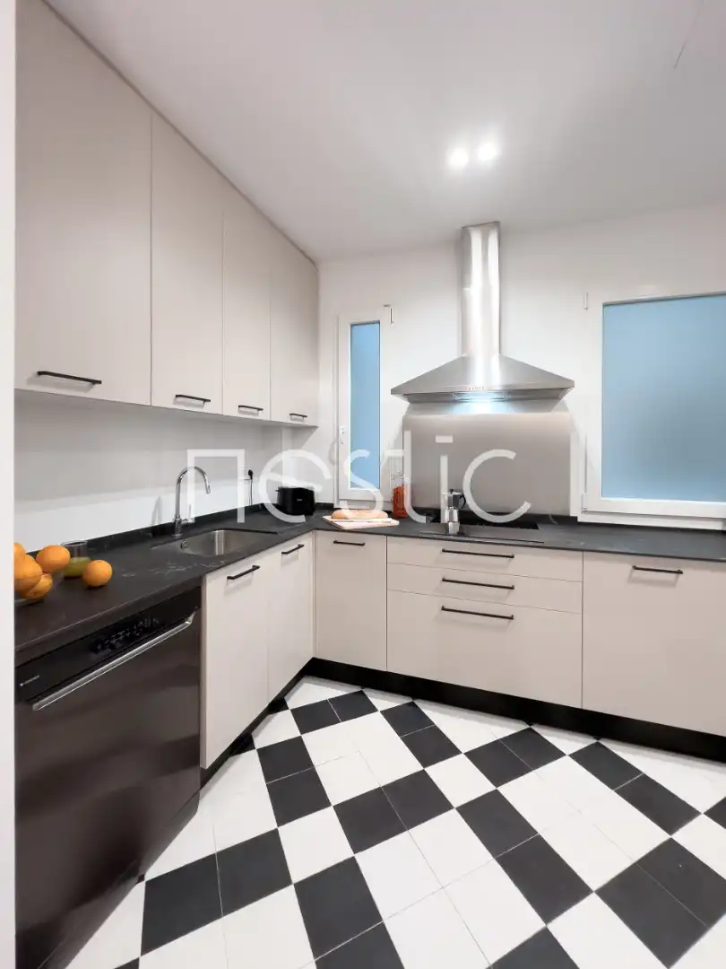Cuina de Apartament de lloguer en Madrid amb Aire condicionat, Calefacció i Moblat