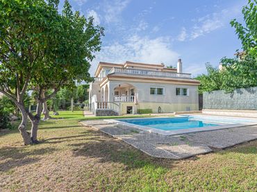 Casa con piscina in vendita a Montgoda