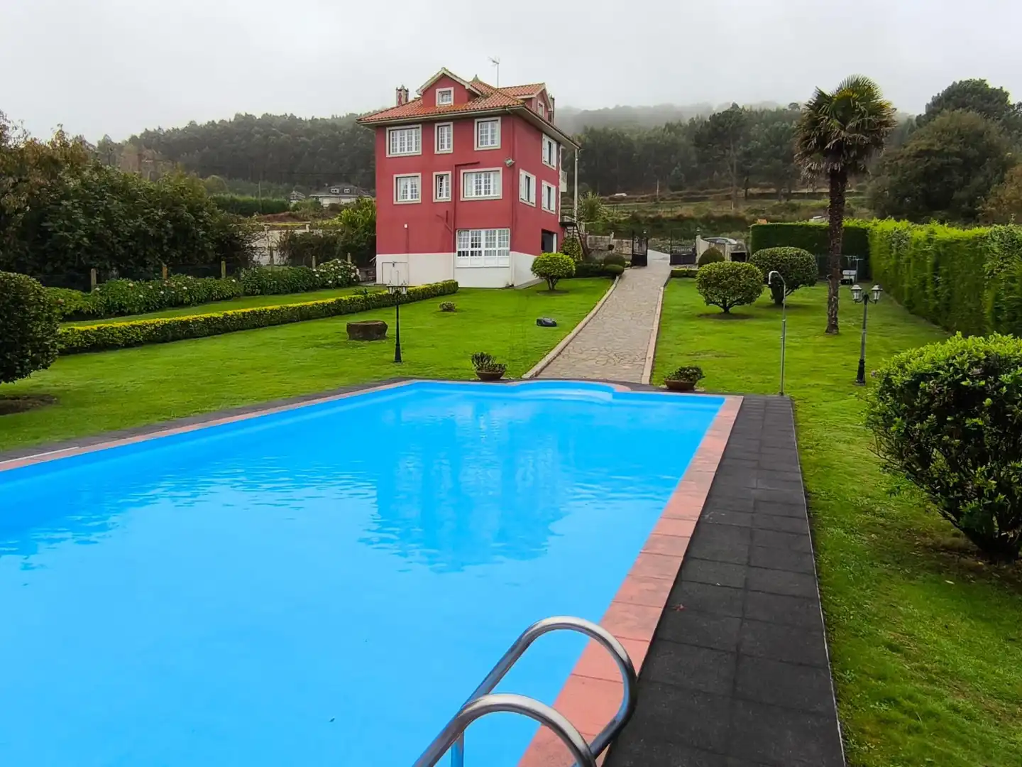 Piscina de Casa o xalet en venda en Carballo amb Calefacció, Jardí privat i Terrassa