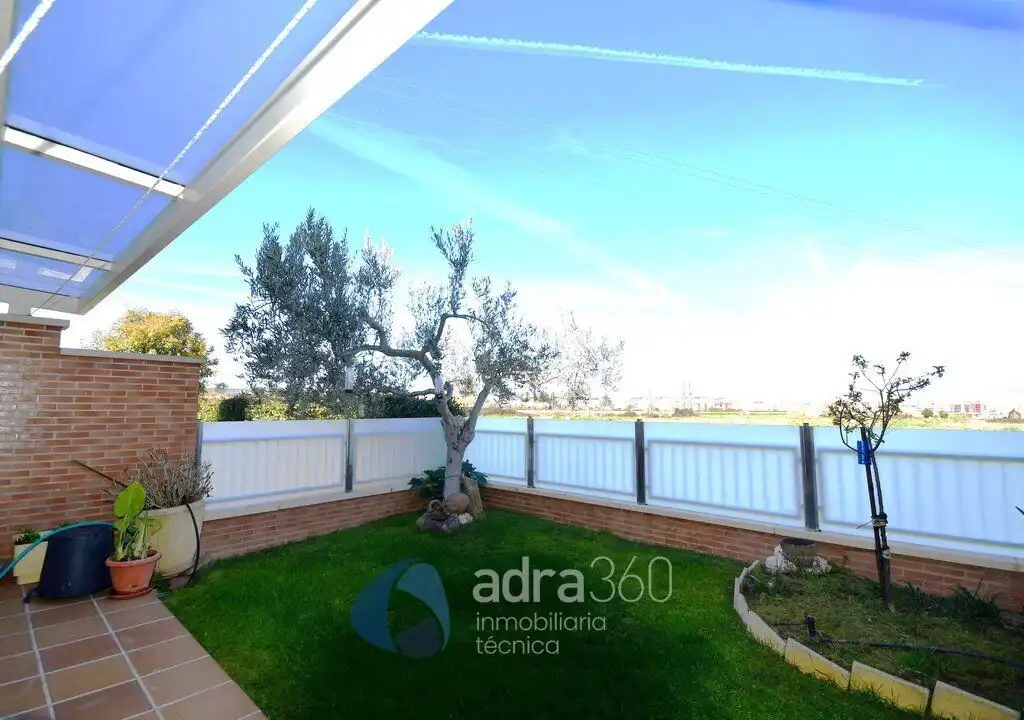 Jardín de Casa adosada en venta en Lardero con Calefacción, Terraza y Trastero