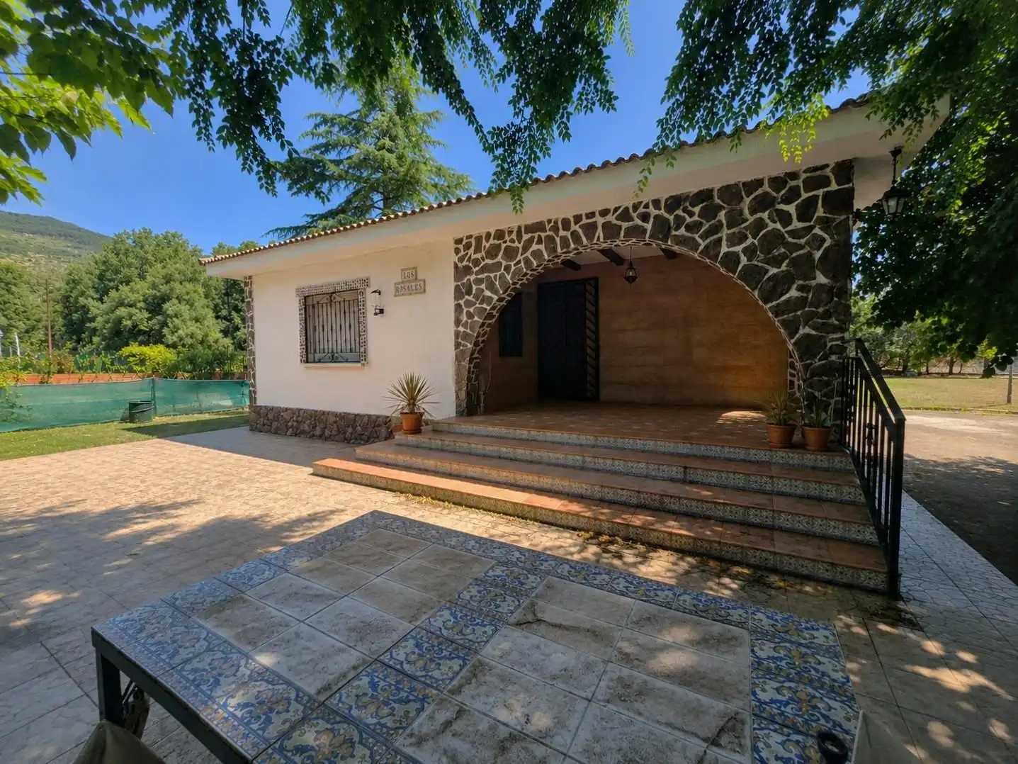 Vista exterior de Casa o chalet en venta en Casas del Castañar con Jardín privado, Trastero y Piscina