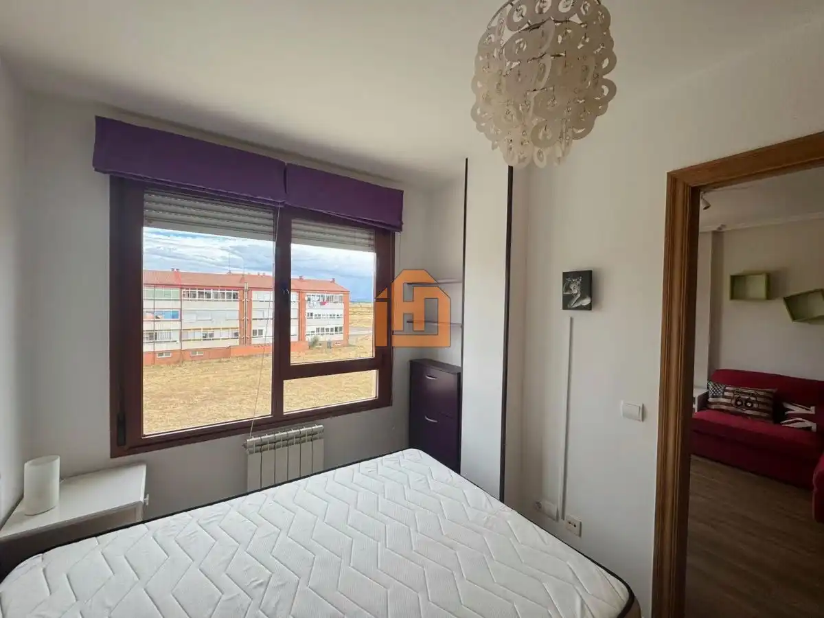 Dormitori de Apartament de lloguer en Valverde de la Virgen amb Calefacció, Parquet i Moblat