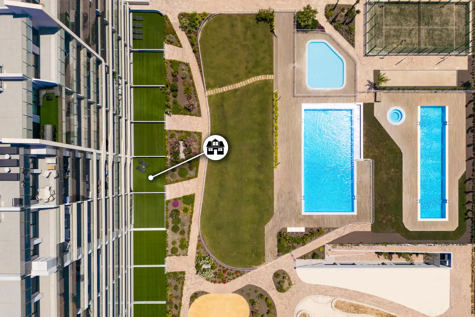 Piscina de Apartamento de alquiler en Torrevieja con Aire acondicionado, Jardín privado y Amueblado