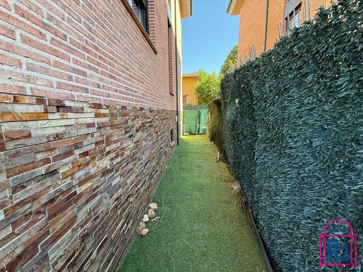 Vista exterior de Casa adosada en venta en Onzonilla con Calefacción