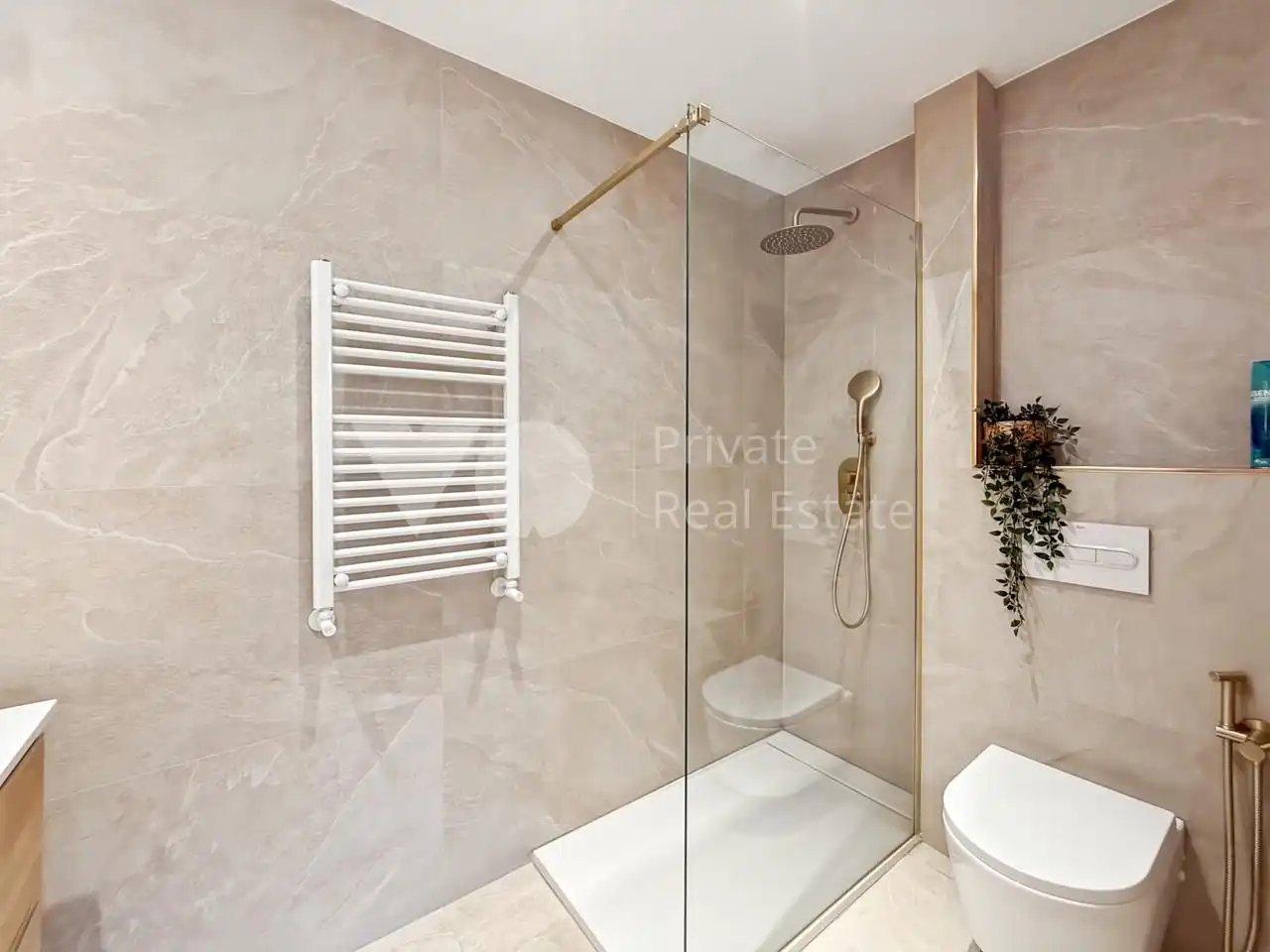 Badezimmer von Erdgeschoss zum Verkauf in Boadilla del Monte mit Klimaanlage, Heizung und Privatgarten