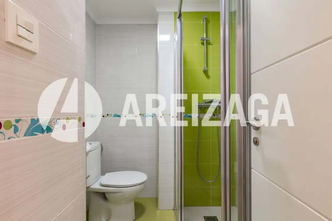 Baño de Piso en venta en Donostia - San Sebastián  con Calefacción, Terraza y Balcón