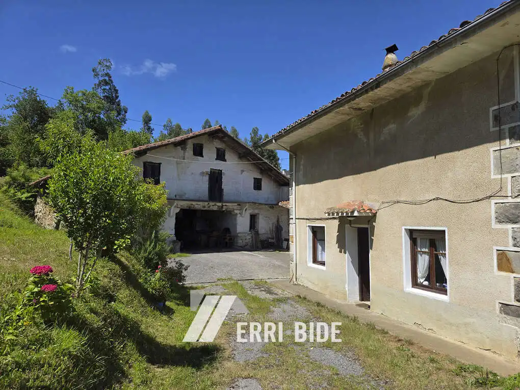 Außenansicht von Country house zum Verkauf in Mungia mit Privatgarten, Abstellraum und Balkon