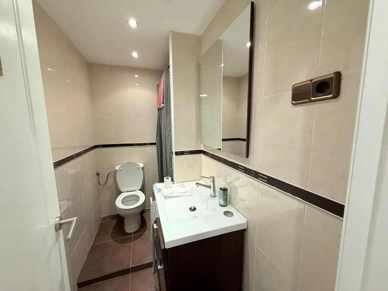 Badezimmer von Büro zum Verkauf in Castro-Urdiales mit Heizung