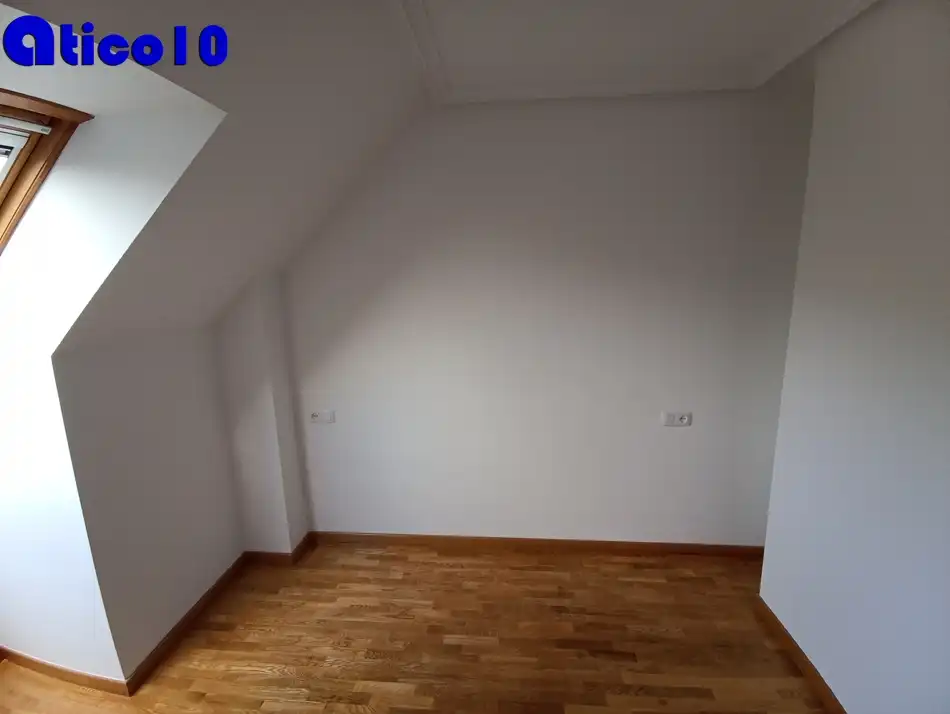 Dormitori de Àtic en venda en Oviedo  amb Calefacció, Jardí privat i Parquet