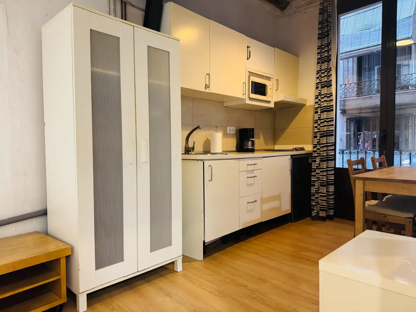 Cuina de Estudi de lloguer en Barcelona amb Aire condicionat, Parquet i Moblat