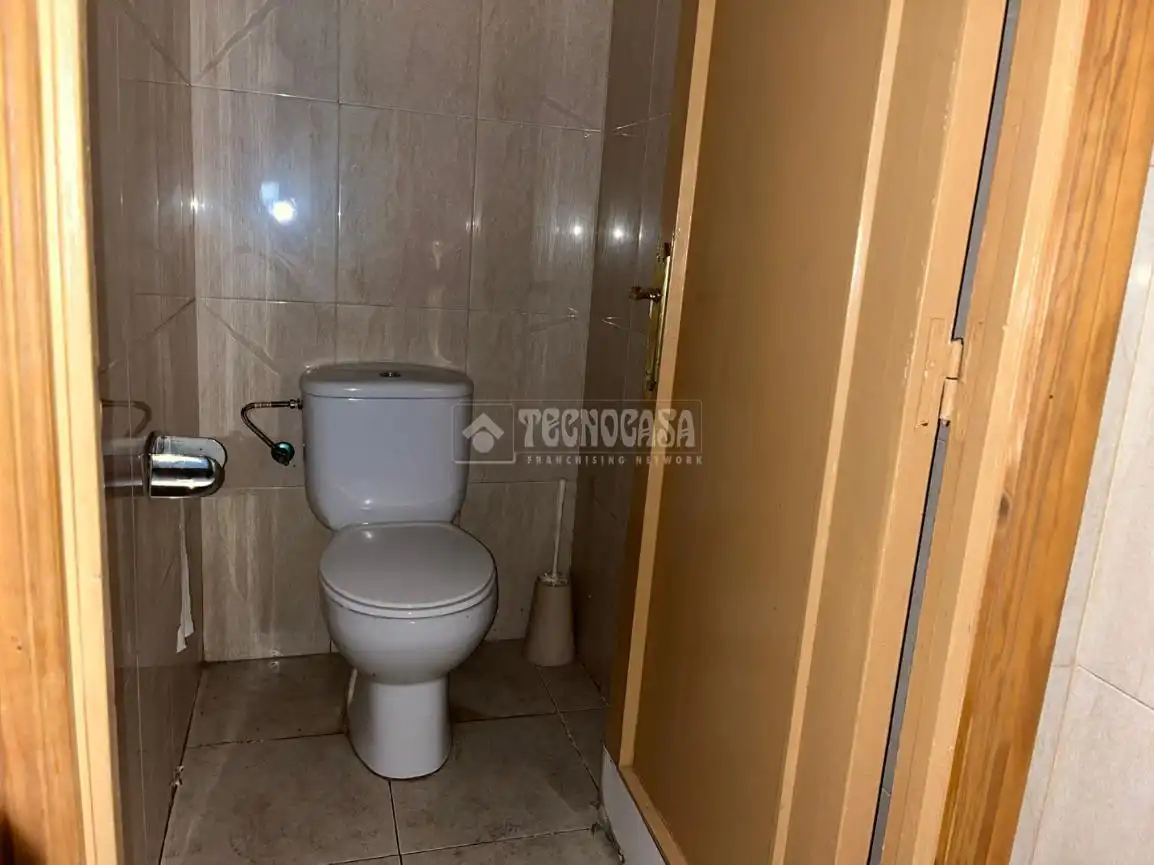 Bany de Local de lloguer en León Capital  amb Calefacció