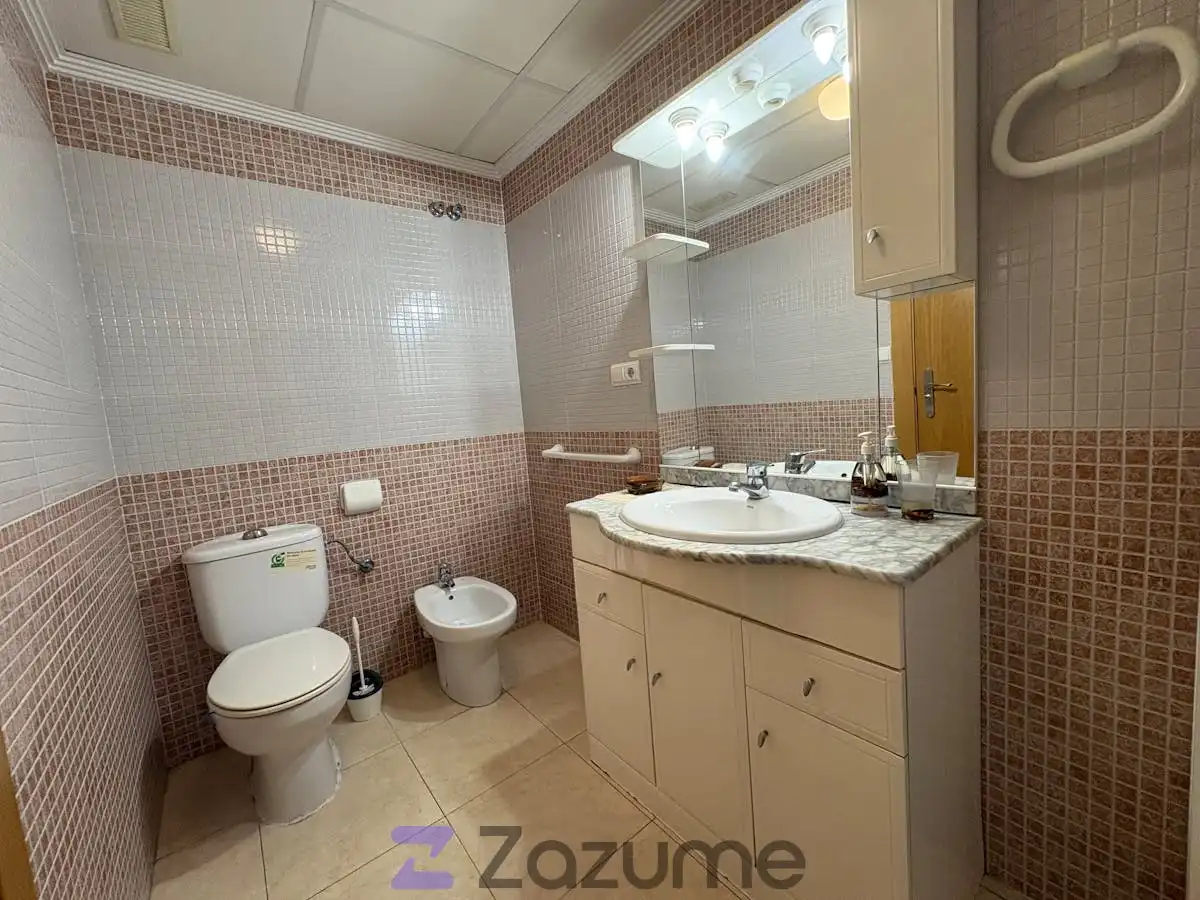 Baño de Piso de alquiler en Torrevieja con Aire acondicionado, Calefacción y Terraza