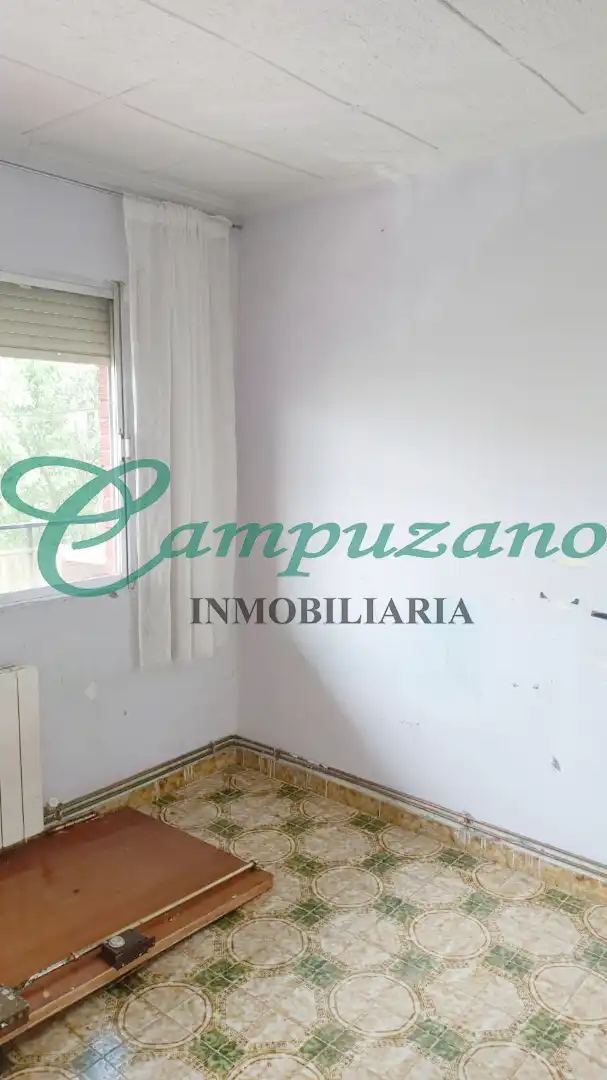 Dormitori de Pis en venda en Madrid amb Terrassa i Alarma