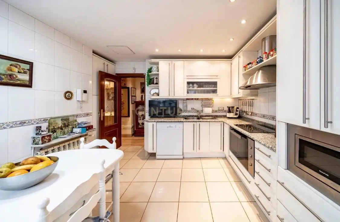 Cocina de Casa o chalet en venta en Madrid con Aire acondicionado, Jardín privado y Trastero