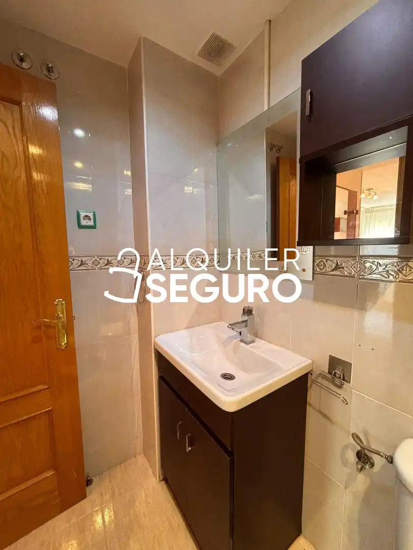 Badezimmer von Wohnung zur Miete in Madrid mit Klimaanlage, Heizung und Möbliert