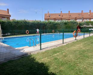 Piscina de Casa adosada en venda en Navalcarnero