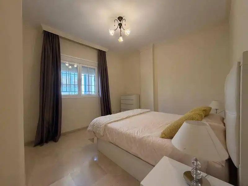 Schlafzimmer von Erdgeschoss zur Miete in Marbella mit Klimaanlage, Terrasse und Abstellraum
