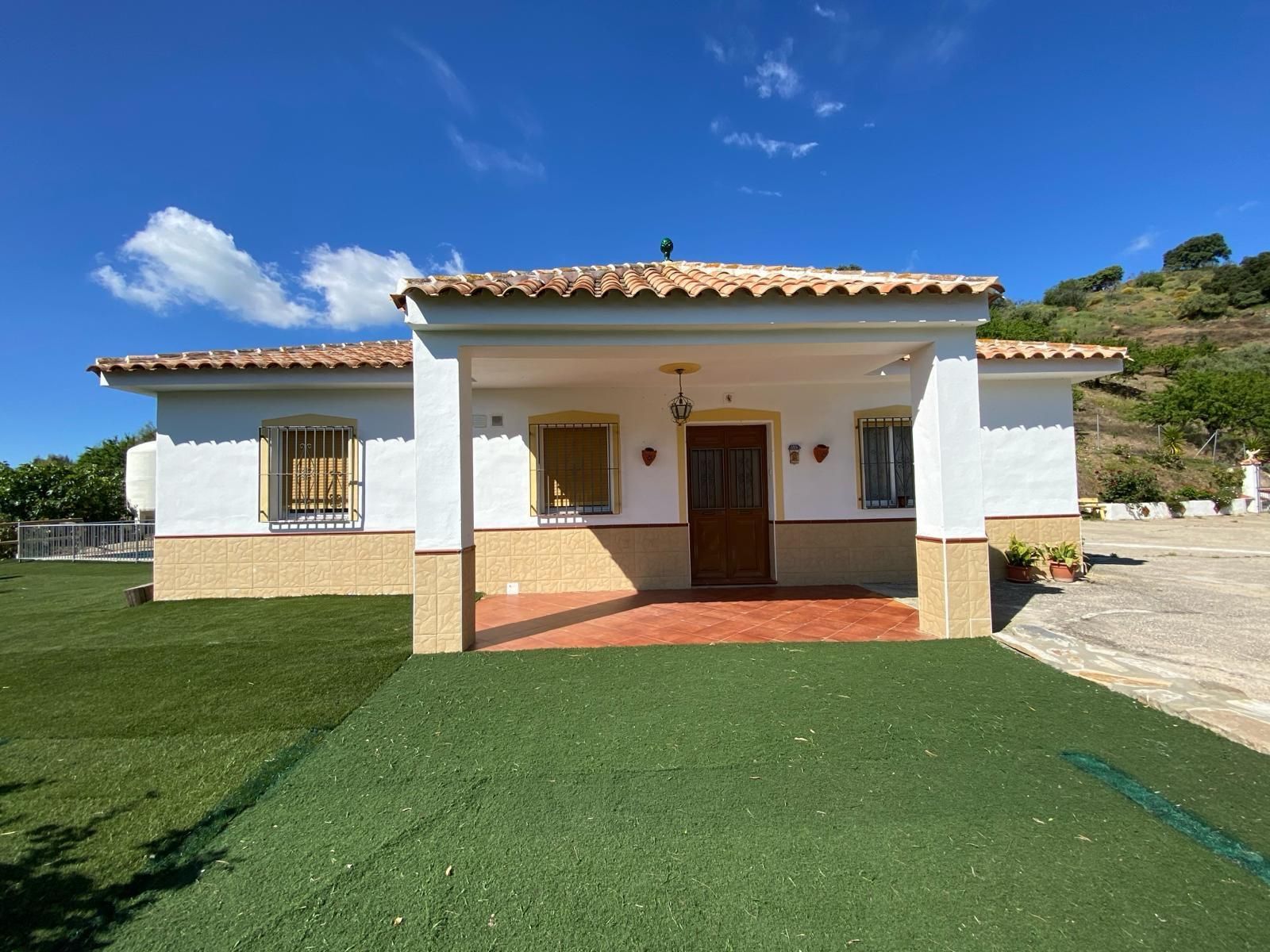 Vista exterior de Casa o xalet en venda en Colmenar amb Aire condicionat, Jardí privat i Terrassa