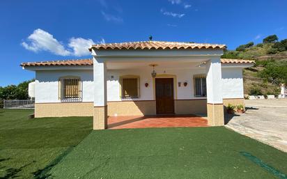 Vista exterior de Casa o xalet en venda en Colmenar amb Aire condicionat, Jardí privat i Terrassa