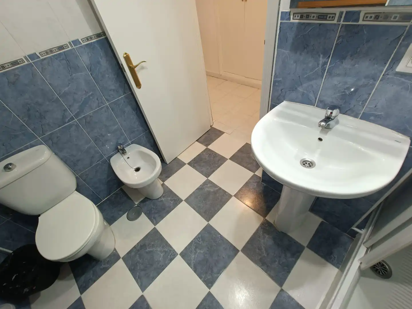 Bathroom of Study for rent in Sevilla  with Air Conditioner, Heating and Furnished