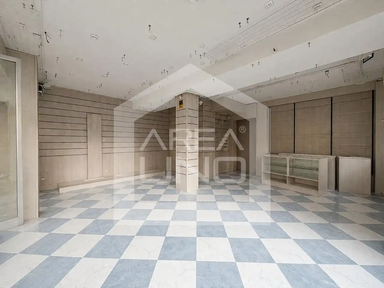 Locale commerciale in affitto a Calle Sapporo 16