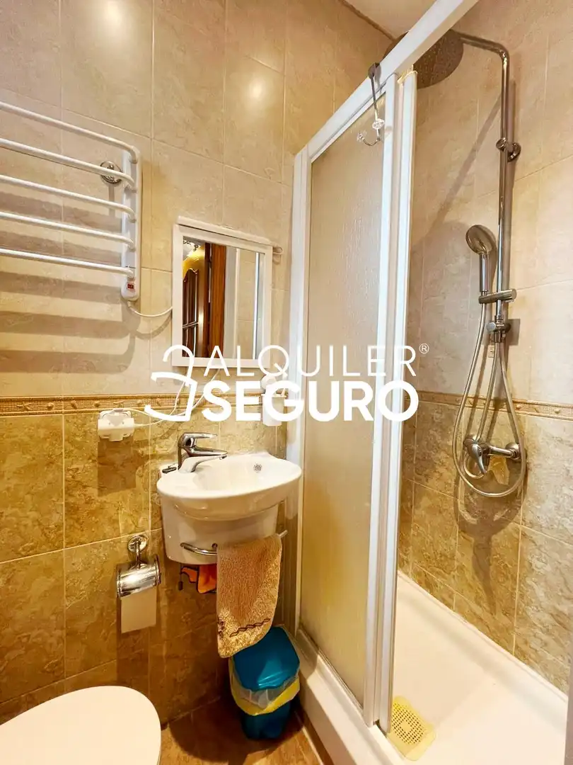 Baño de Estudio de alquiler en Madrid con Aire acondicionado, Calefacción y Amueblado
