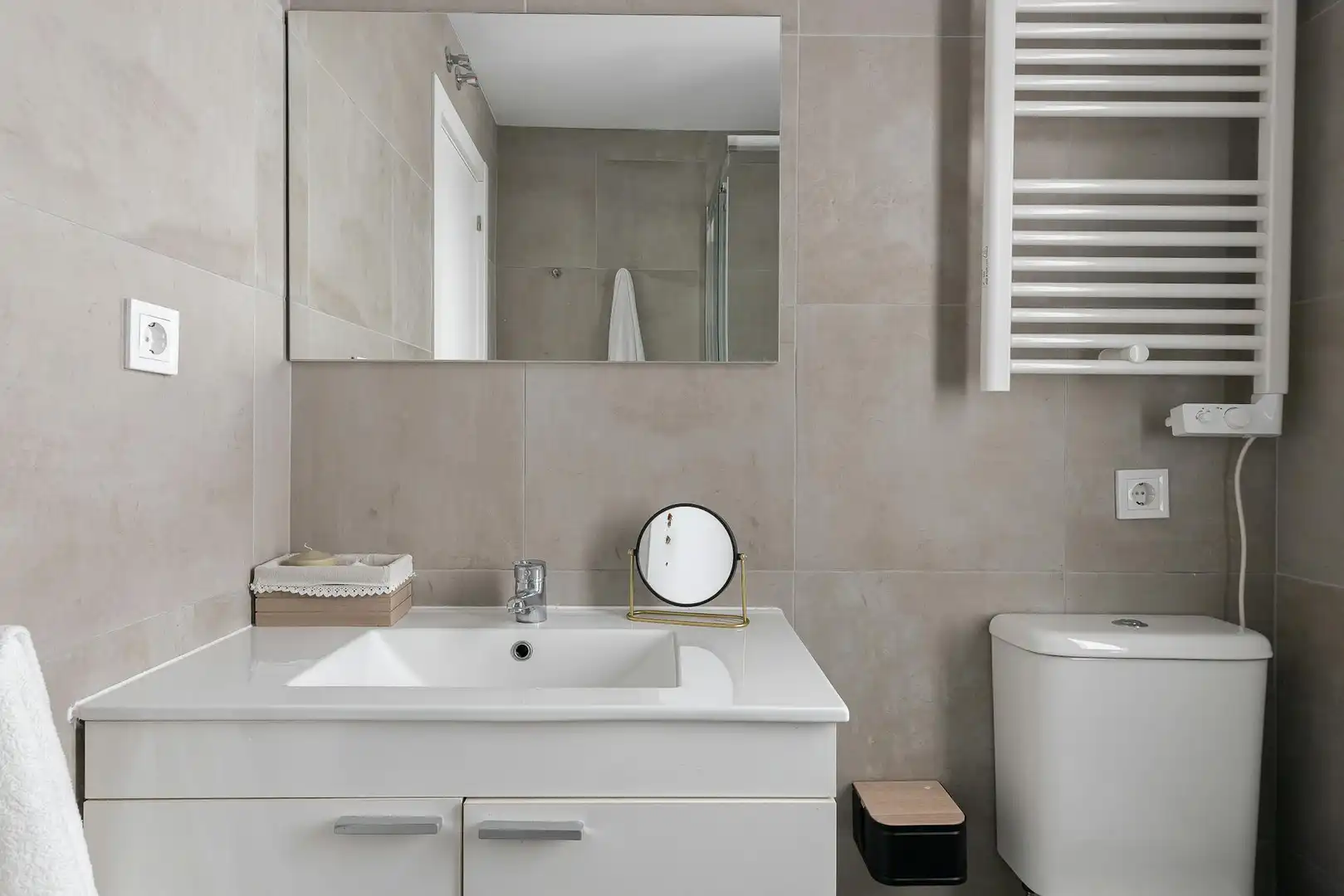 Bathroom of Flat for rent in Getafe  with Air Conditioner, Heating and Furnished