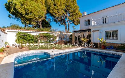 Vista exterior de Casa adosada en venda en Espartinas amb Aire condicionat, Jardí privat i Traster