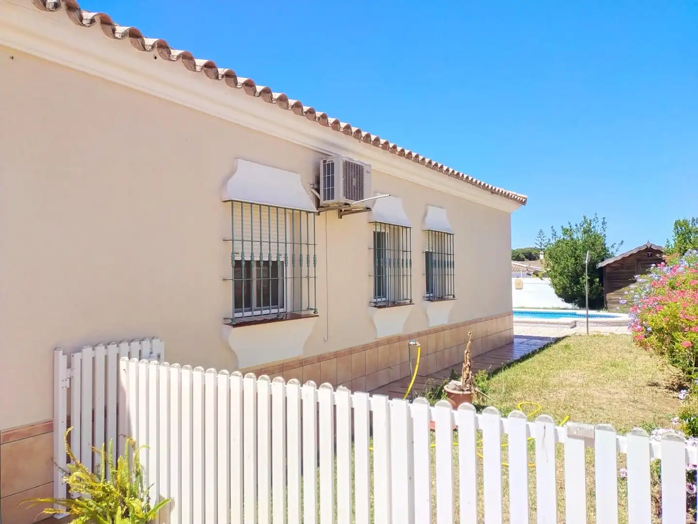 Vista exterior de Casa o xalet en venda en Chiclana de la Frontera amb Aire condicionat, Jardí privat i Piscina