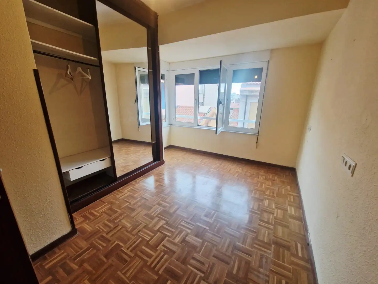 Habitación de Piso en venta en Avilés con Calefacción, Parquet y Trastero