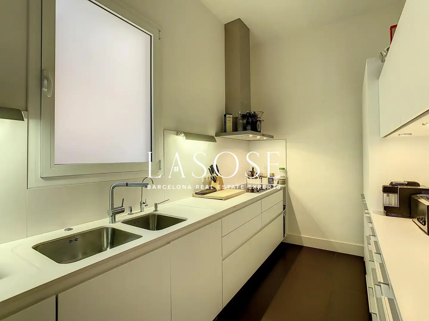 Cuina de Apartament de lloguer en Barcelona amb Aire condicionat, Parquet i Balcó
