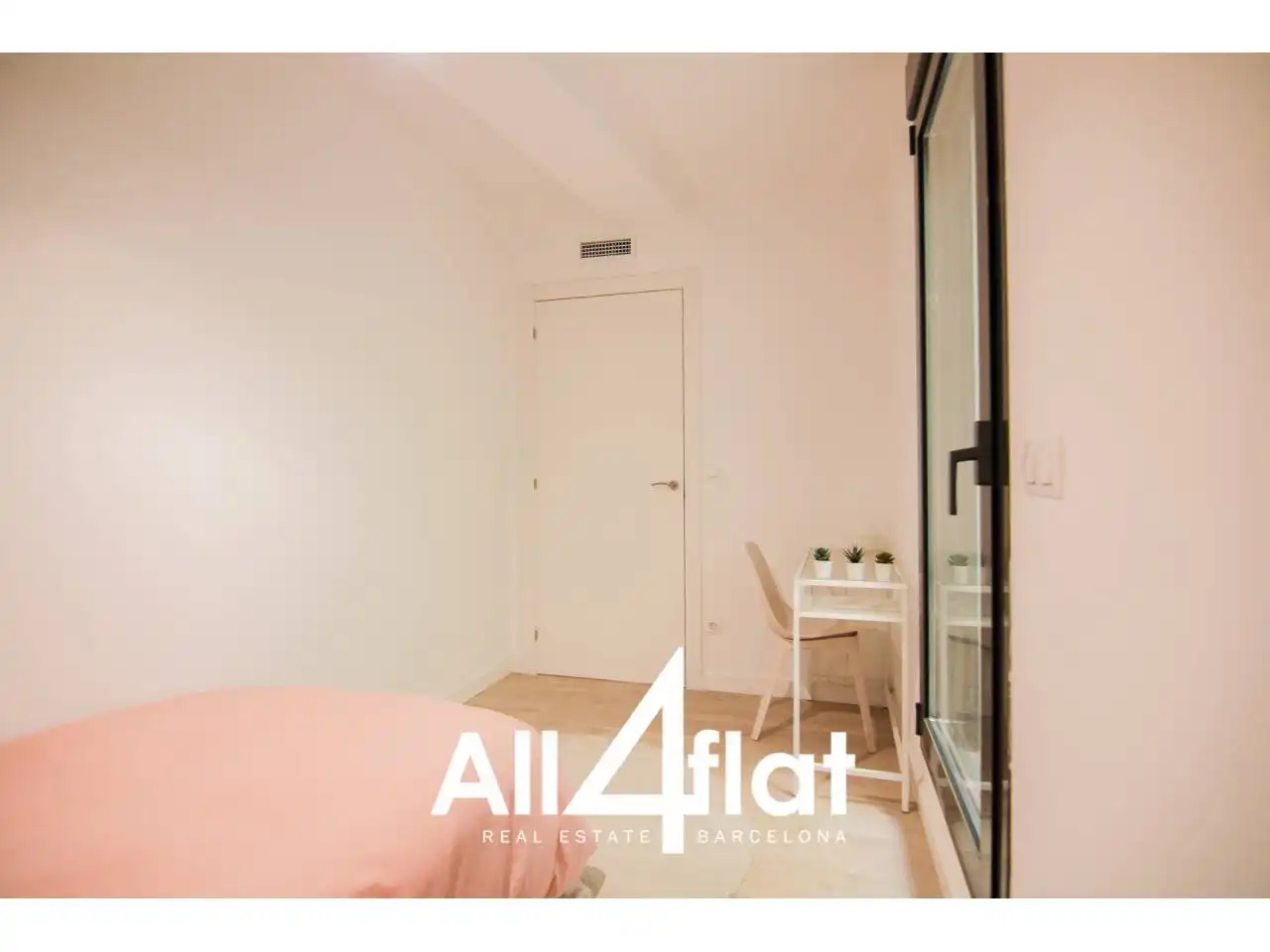 Bedroom of Flat for rent in Barcelona  with Air Conditioner, Heating and Parquet flooring