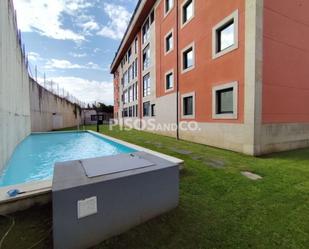 Swimming pool of Flat to rent in Oleiros