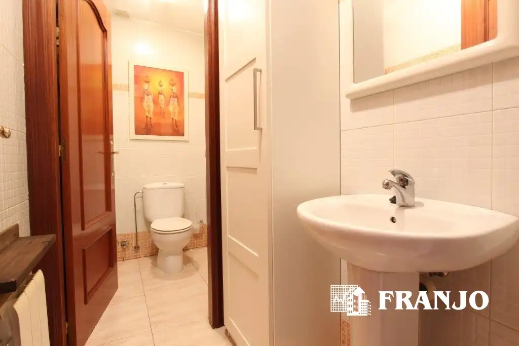 Baño de Casa adosada en venta en Sabadell con Aire acondicionado, Calefacción y Jardín privado
