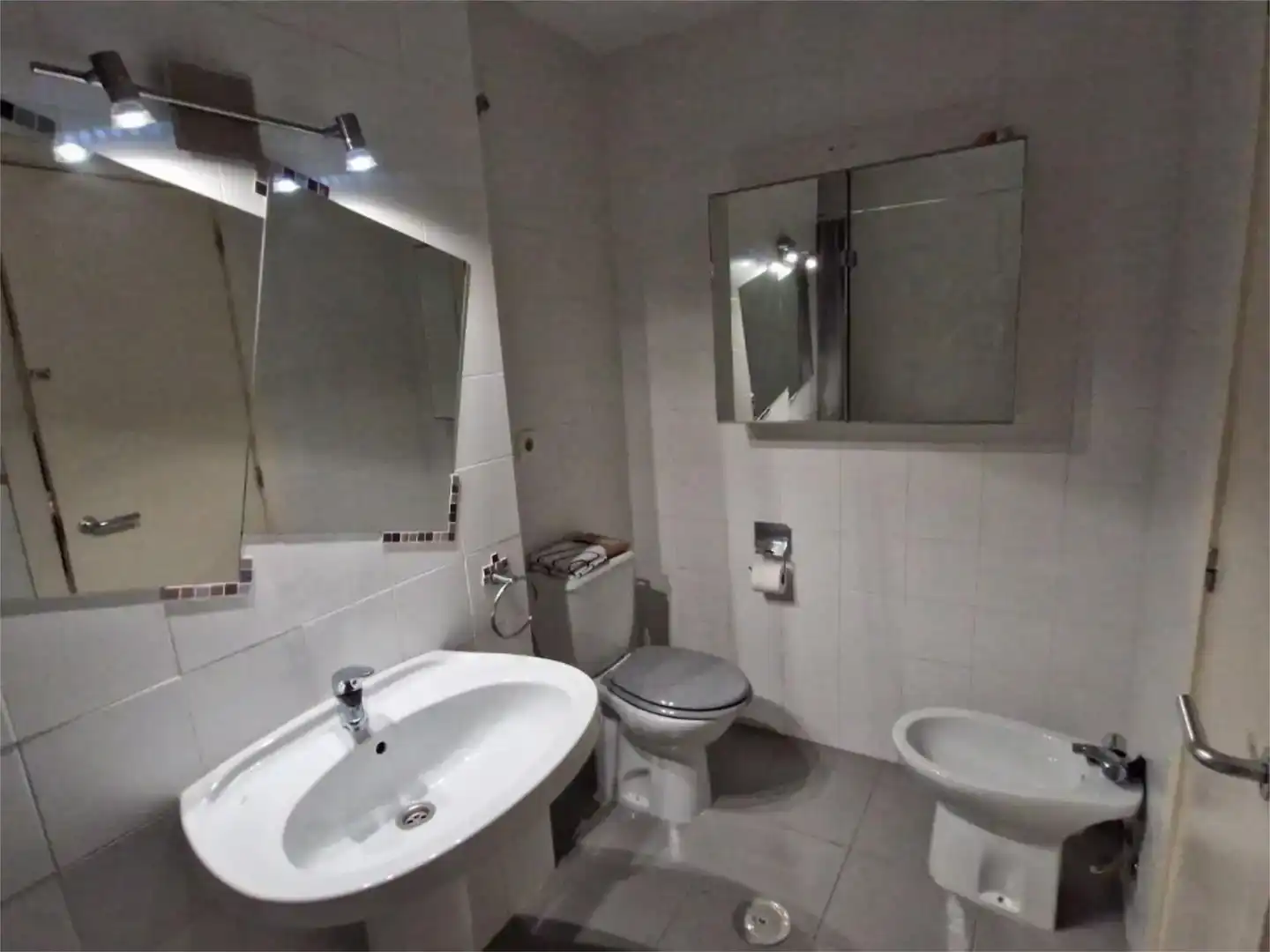 Badezimmer von Wohnung zur Miete in  Sevilla Capital mit Klimaanlage