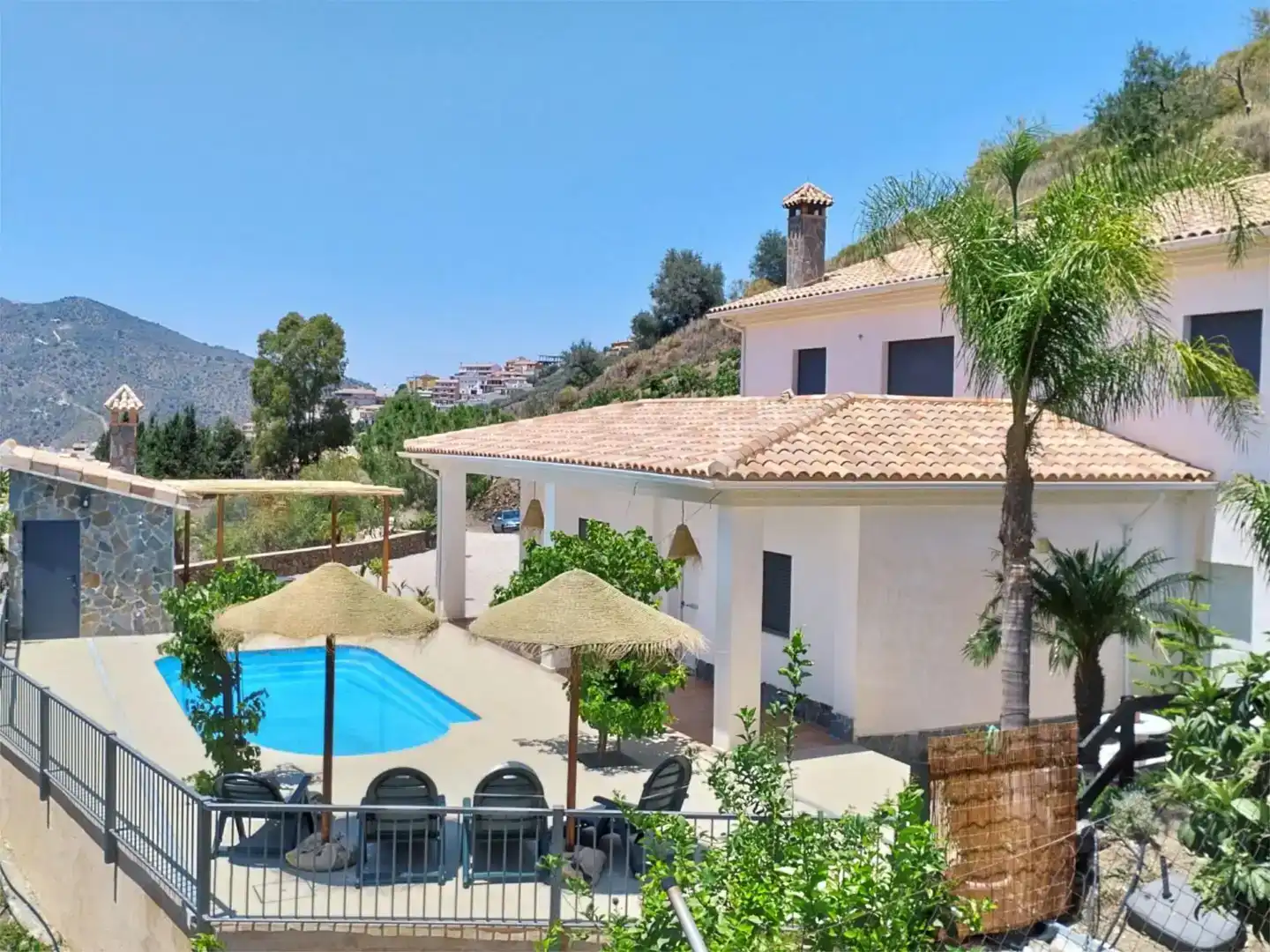 Vista exterior de Casa o chalet de alquiler en Arenas con Aire acondicionado, Jardín privado y Piscina