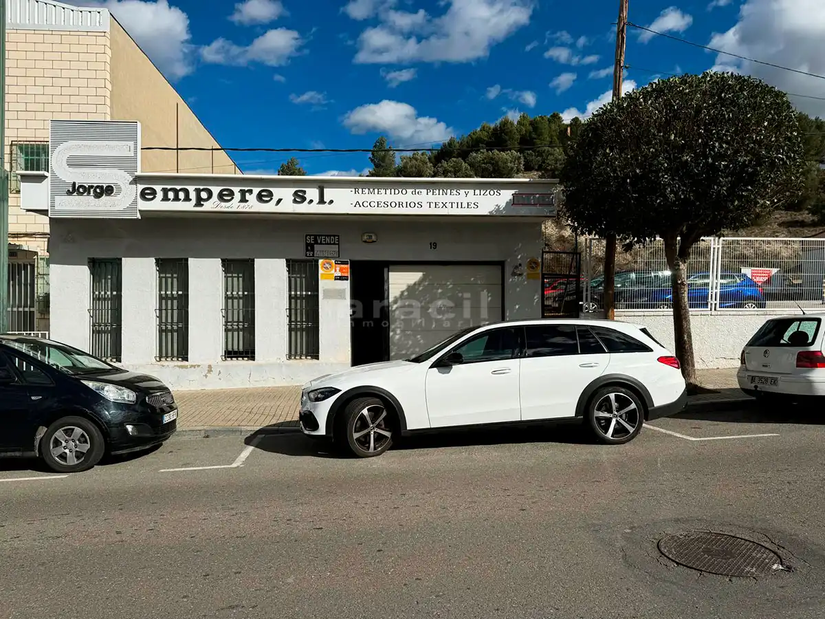 Außenansicht von Fabrikhallen zum Verkauf in Alcoy / Alcoi