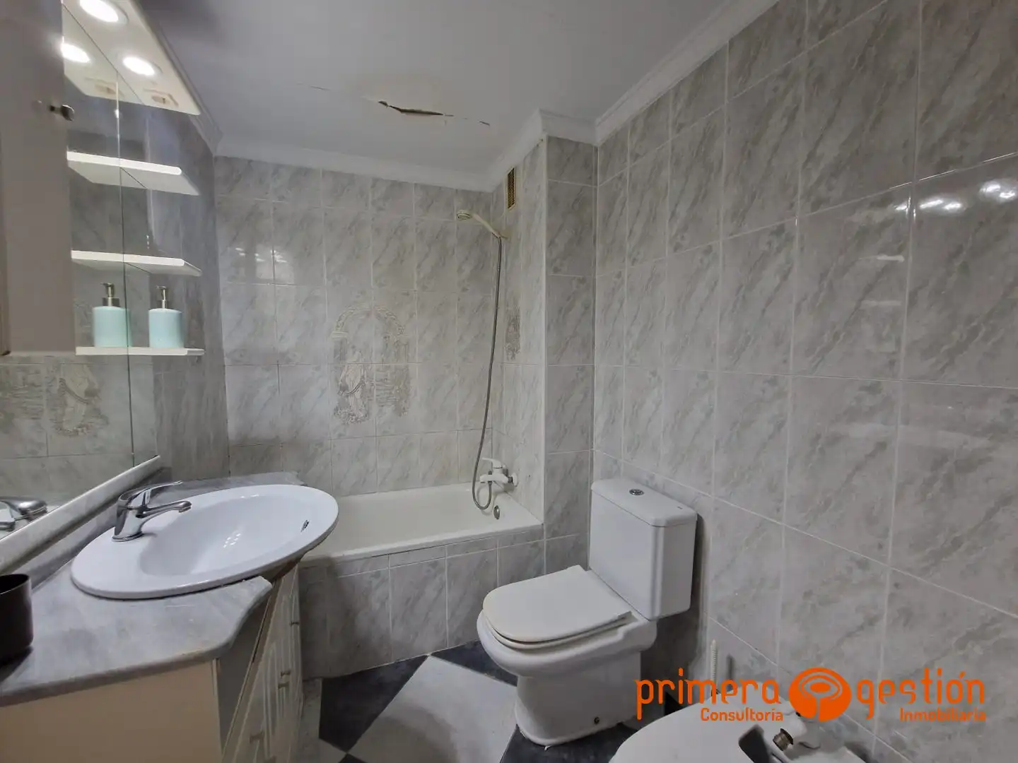 Baño de Piso en venta en Lora del Río con Aire acondicionado y Calefacción