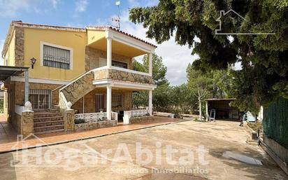 Vista exterior de Casa o xalet en venda en Chiva amb Aire condicionat, Terrassa i Piscina