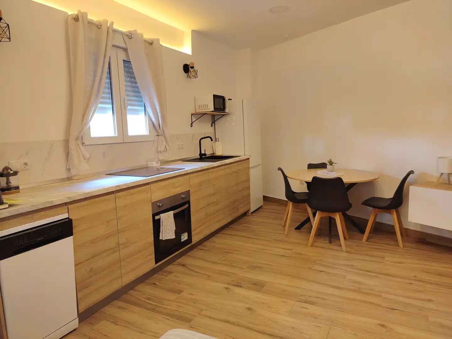 Ground floor for rent in Urbanización Costa del Oro, Centro Internacional