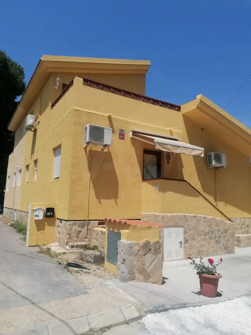 Vista exterior de Casa o xalet en venda en La Nucia amb Aire condicionat, Calefacció i Terrassa