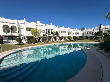 Casa aparellada amb piscina en venda a Benamara - Atalaya