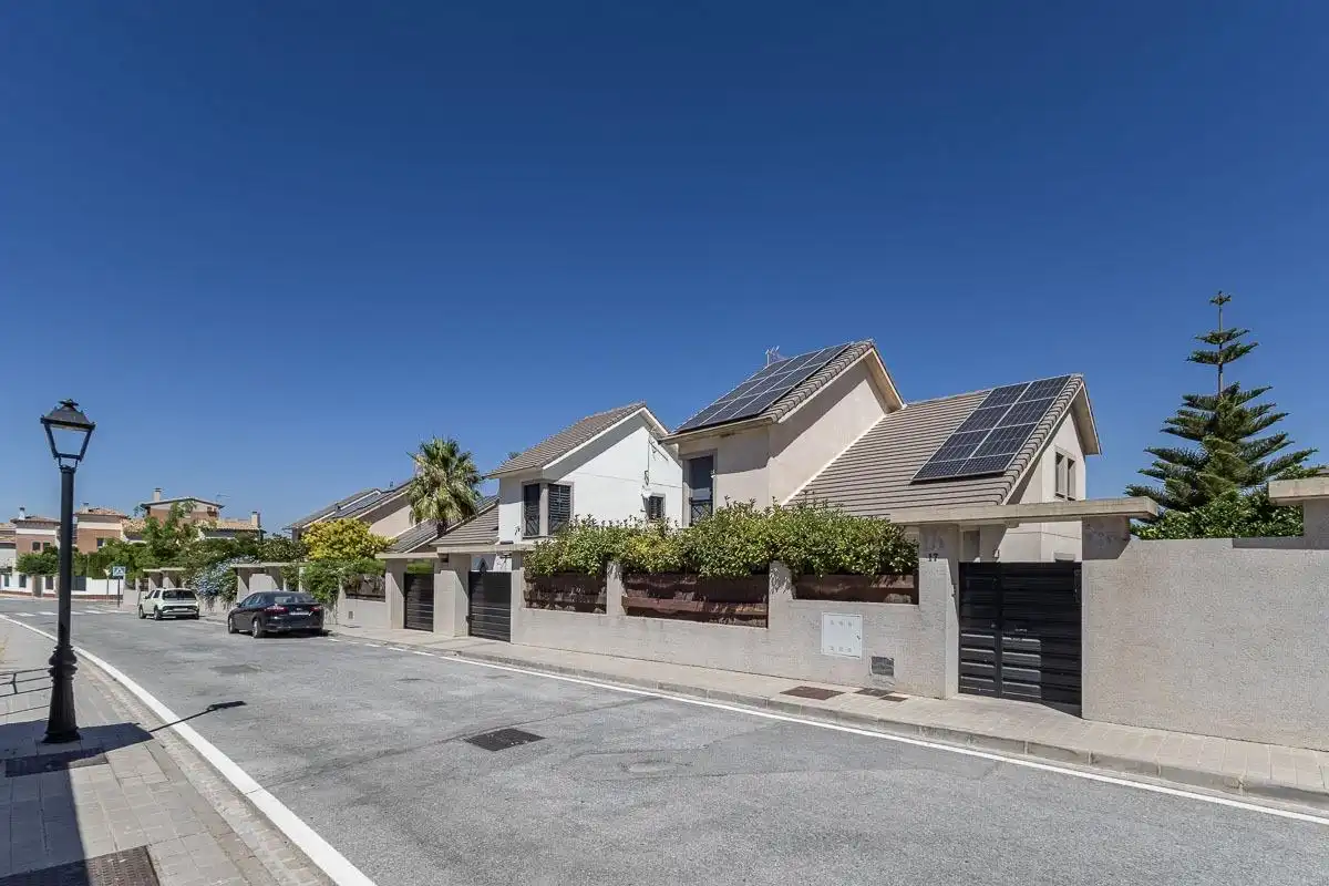 Vista exterior de Casa o xalet en venda en Dílar amb Aire condicionat, Calefacció i Jardí privat