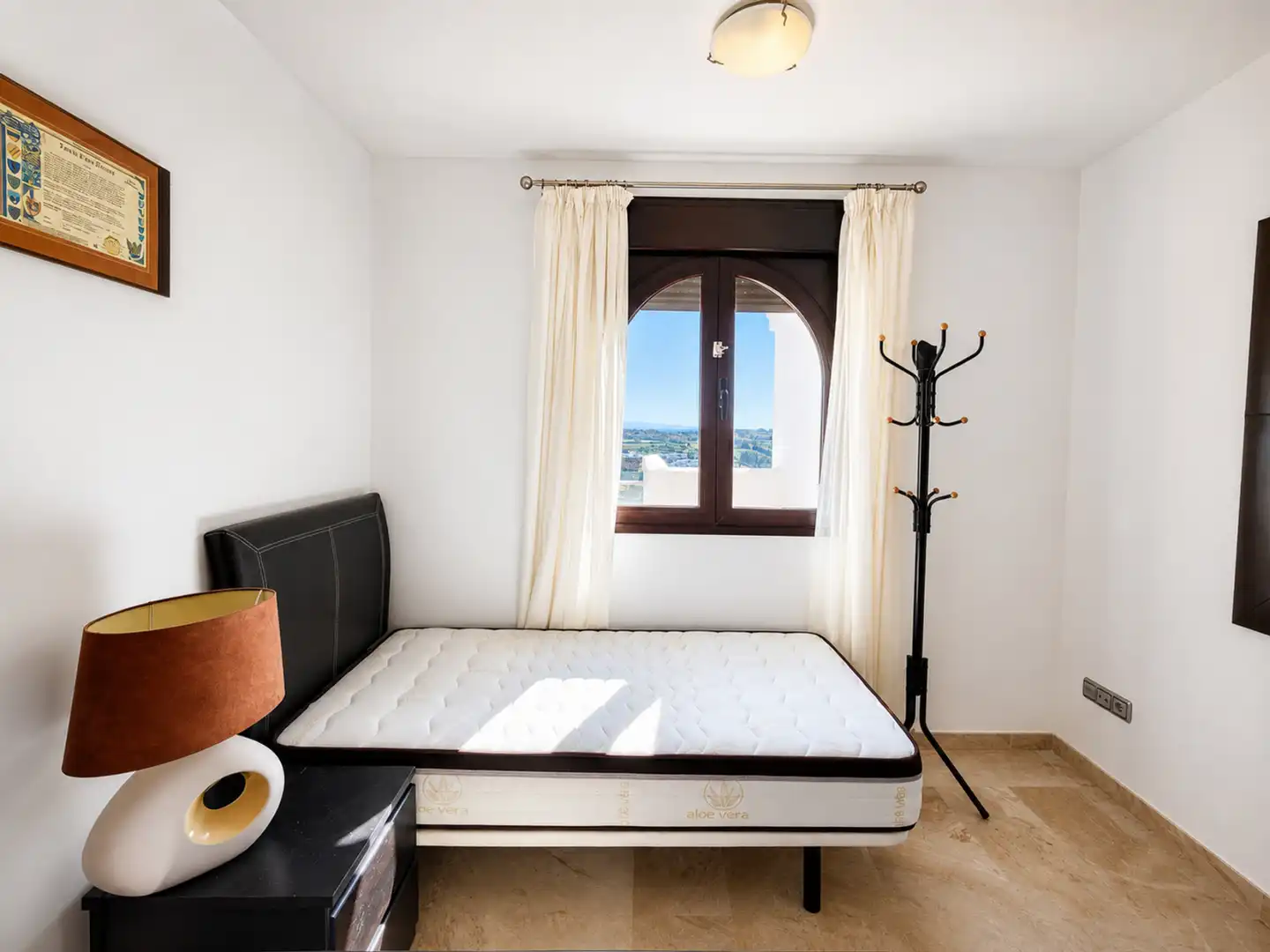 Dormitori de Apartament en venda en Casares amb Aire condicionat, Terrassa i Piscina