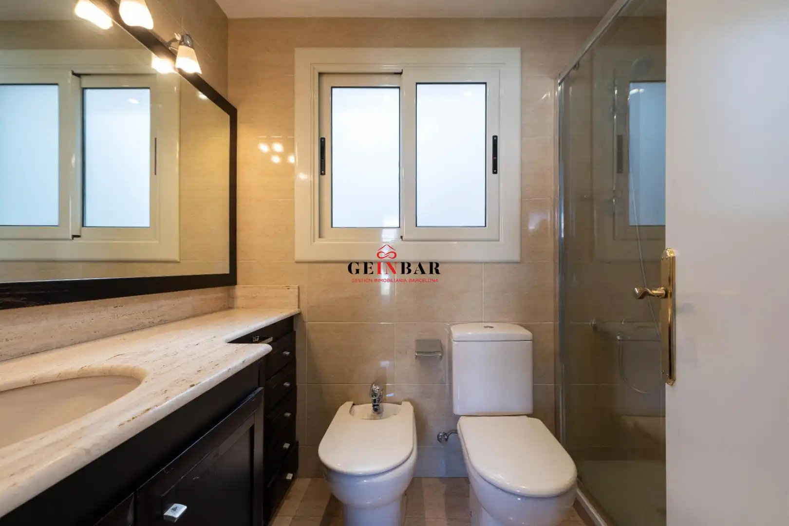 Badezimmer von Wohnung zum Verkauf in Barcelona mit Klimaanlage, Heizung und Privatgarten